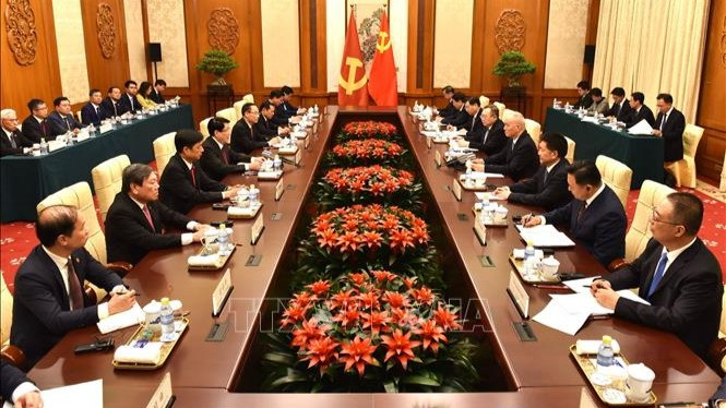 Chiều 11/10, Đoàn công tác Đảng Cộng sản Việt Nam hội đàm với đoàn đại biểu Đảng Cộng sản Trung Quốc do đồng chí Thái Kỳ - Ủy viên Thường vụ Bộ Chính trị, Bí thư Ban Bí thư Đảng Cộng sản Trung Quốc dẫn đầu. (Ảnh: TTXVN)
