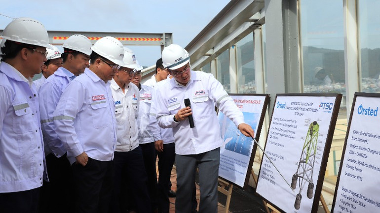 Chủ tịch HĐTV Petrovietnam Lê Mạnh Hùng thị sát khu vực thi công chân đế điện gió ngoài khơi của Tổng công ty cổ phần Dịch vụ kỹ thuật dầu khí (PTSC).