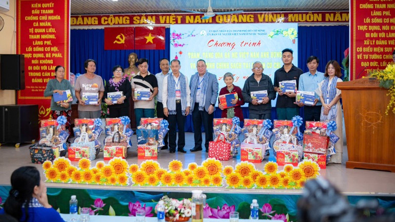 Đại diện kiều bào trao tặng quà đến các gia đình chính sách.