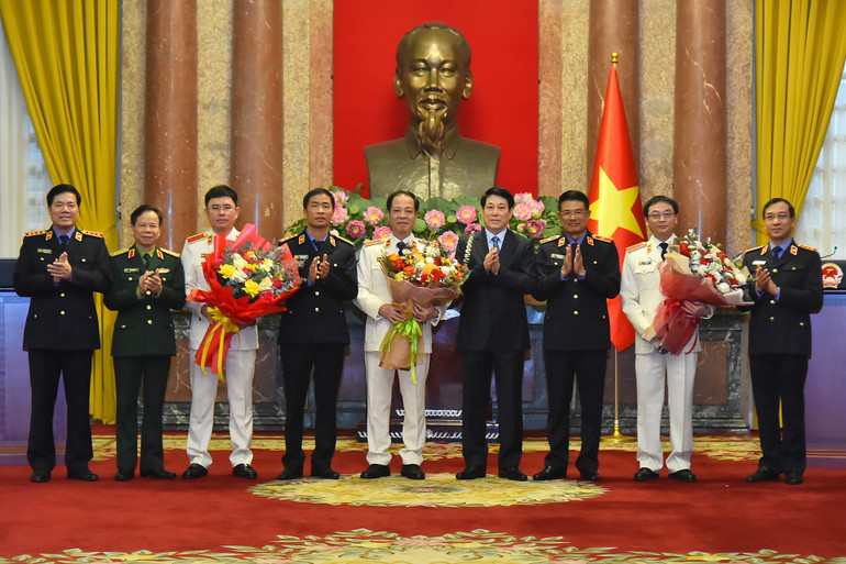 Chủ tịch nước Lương Cường với các đại biểu tại buổi lễ.