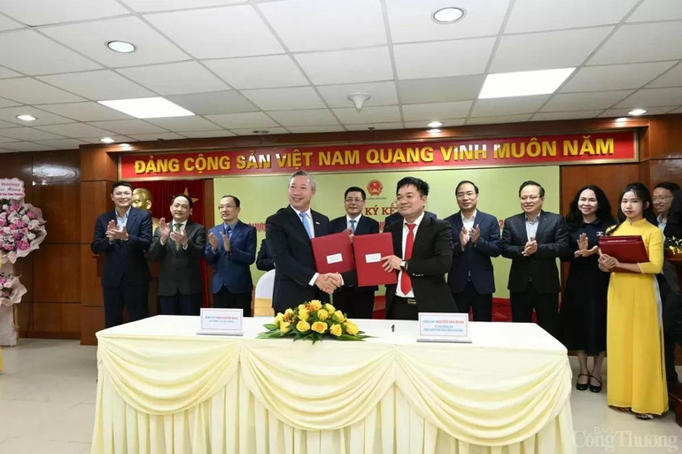 Tổng Biên tập Báo Công Thương và Cục trưởng Cục Công nghiệp Phạm Nguyên Hùng trao biên bản ký kết hợp tác truyền thông toàn diện giữa hai đơn vị giai đoạn 2025-2030.