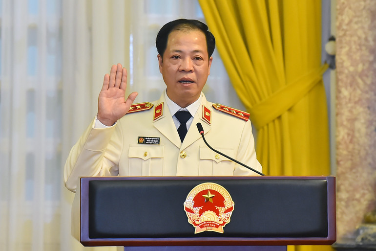 Phó Viện trưởng Viện Kiểm sát nhân dân tối cao Trần Hải Quân thay mặt các đồng chí được bổ nhiệm tuyên thệ nhậm chức.