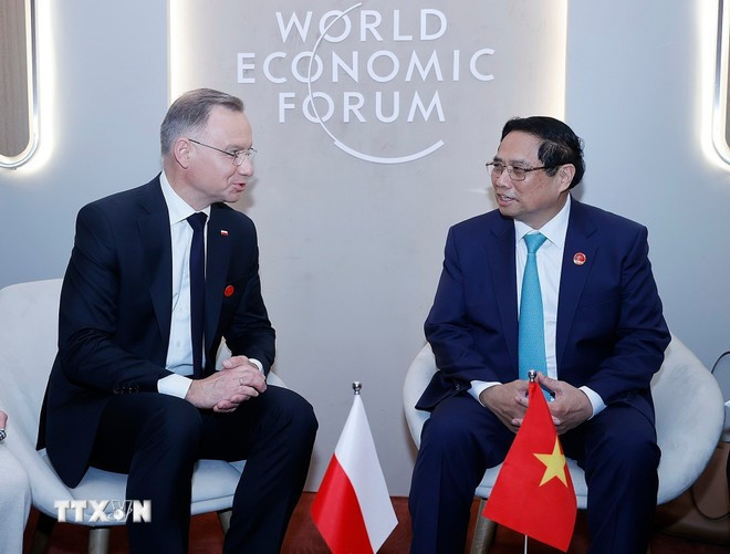Thủ tướng Phạm Minh Chính gặp Tổng thống Ba Lan Andrzej Sebastian Duda nhân dịp tham dự Hội nghị thường niên các nhà tiên phong lần thứ 15 của Diễn đàn Kinh tế Thế giới (WEF) tại thành phố Đại Liên, tỉnh Liêu Ninh, Trung Quốc sáng 25/6/2024. (Ảnh: Dương Giang/TTXVN)