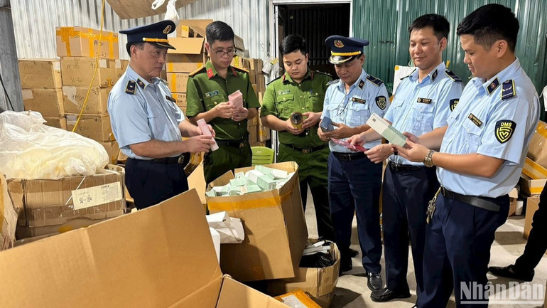 Lực lượng chức năng TP Hà nội, phát hiện và thu giữ khoảng 20 tấn mỹ phẩm các loại do nước ngoài sản xuất, có dấu hiệu hết hạn sử dụng tại phường Xuân Đỉnh, quận Bắc Từ Liêm, Hà Nội. (Ảnh: QUYỀN LƯU)