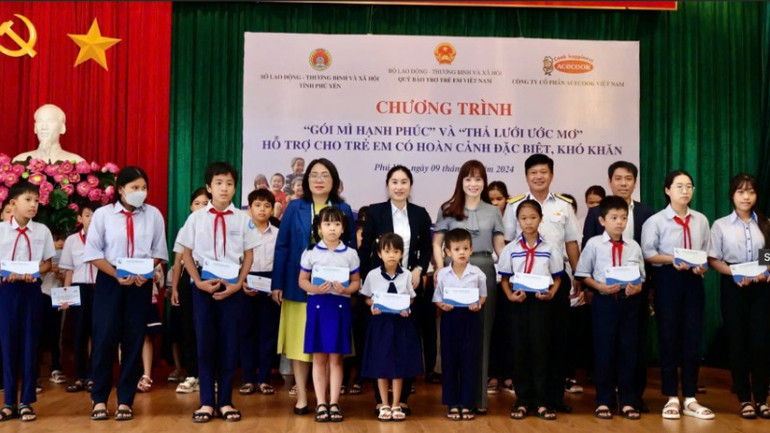 Chương trình “Gói mì hạnh phúc” và “Thả lưới ước mơ” hỗ trợ trẻ em có hoàn cảnh khó khăn.