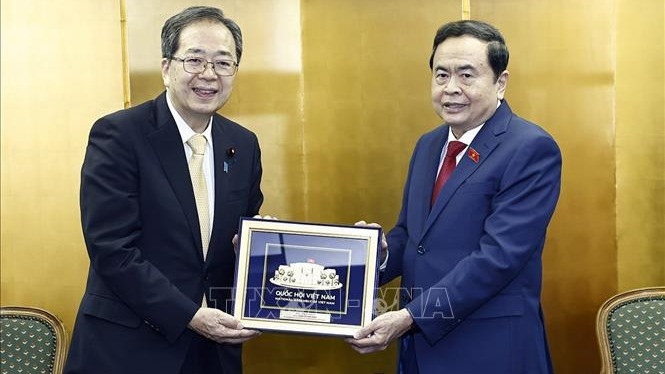 Chủ tịch Quốc hội Trần Thanh Mẫn tặng quà lưu niệm Chủ tịch Đảng Công Minh Saito Tetsuo. (Ảnh: Doãn Tấn/TTXVN)