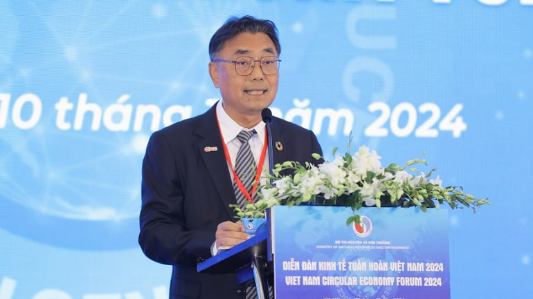 Tiến sĩ Chana Poomee, Giám đốc cấp cao về phát triển bền vững của Tập đoàn SCG, chia sẻ về các các sáng kiến thuộc chiến lược ESG 4 Plus của tập đoàn phù hợp chặt chẽ với các mục tiêu của NAPCE.