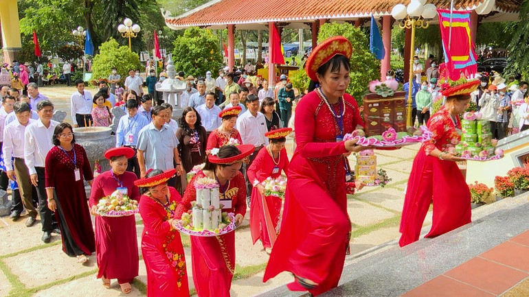 Nghi thức dâng hương tại Lễ hội Vía Bà Chúa xứ Gò Tháp năm 2024.