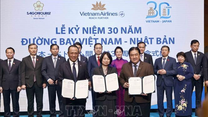 Chủ tịch Quốc hội Trần Thanh Mẫn và Phu nhân chứng kiến doanh nghiệp Việt Nam-Nhật Bản trao đổi biên bản hợp tác. (Ảnh: Doãn Tấn/TTXVN)