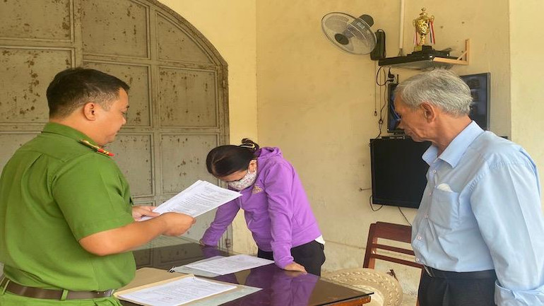 Cơ quan Cảnh sát điều tra huyện Tư Nghĩa đọc lệnh bắt giam bị can Trần Tấn Hùng về hành vi dâm ô đối với bé trai dưới 16 tuổi.