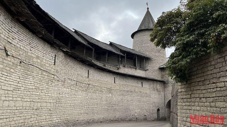 Lối vào thành Krom với tường thành cao 8 mét và độ dày nhiều đoạn trọng yếu lên tới 6 mét.