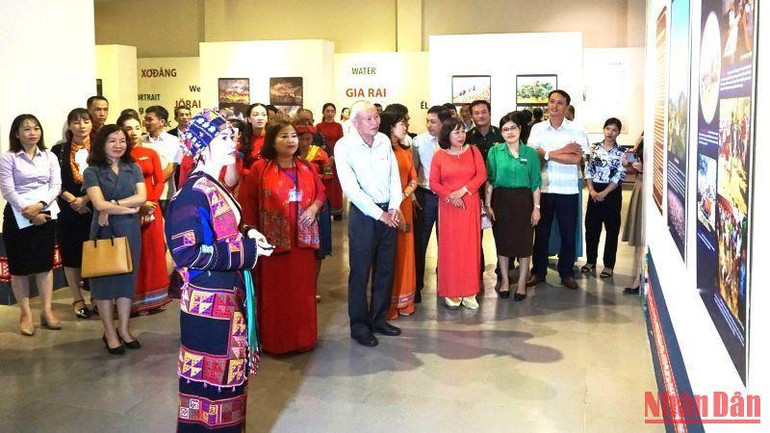 Các đại biểu tham quan gian trưng bày những hình ảnh về mảnh đất, con người và di sản văn hóa tỉnh Hà Giang.