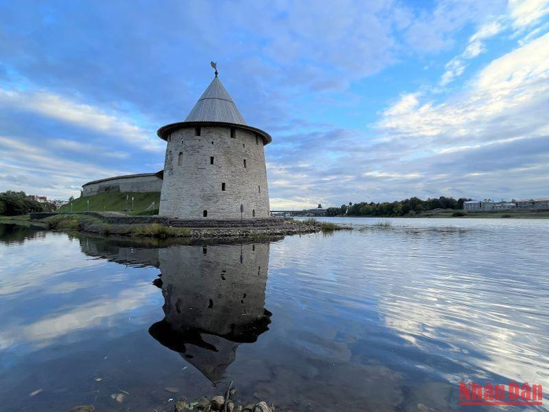 Tháp Ploskaya - nơi hợp nhất giữa hai dòng sông Pskova và Velikaya.