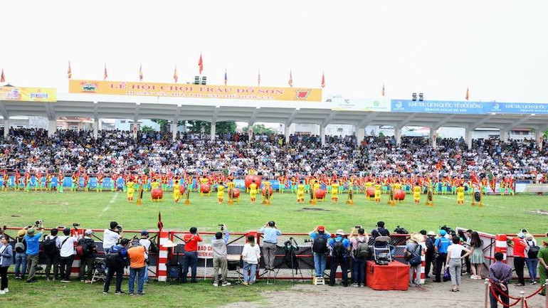 Màn múa cờ trong lễ hội chọi trâu 2022.