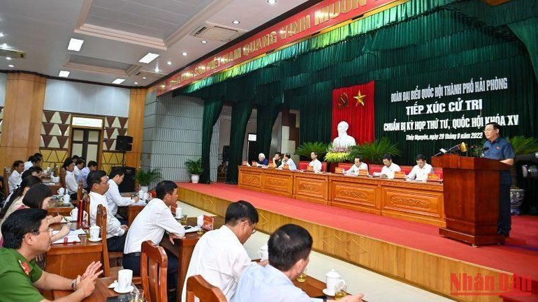 Quang cảnh hội nghị tiếp xúc cử tri.