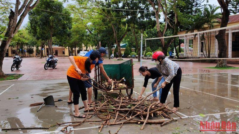 Các trường học ở vùng lũ Hương Khê, Hà Tĩnh khẩn trương khắc phục hậu quả mưa lũ để đón học sinh đến trường. Các trường học ở vùng lũ Hương Khê, Hà Tĩnh khẩn trương khắc phục hậu quả mưa lũ để đón học sinh đến trường.