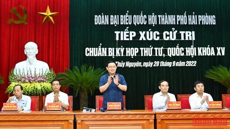 Chủ tịch Quốc hội Vương Đình Huệ và các đại biểu Quốc hội thành phố Hải Phòng dự hội nghị tiếp xúc cử tri. Chủ tịch Quốc hội Vương Đình Huệ và các đại biểu Quốc hội thành phố Hải Phòng dự hội nghị tiếp xúc cử tri.