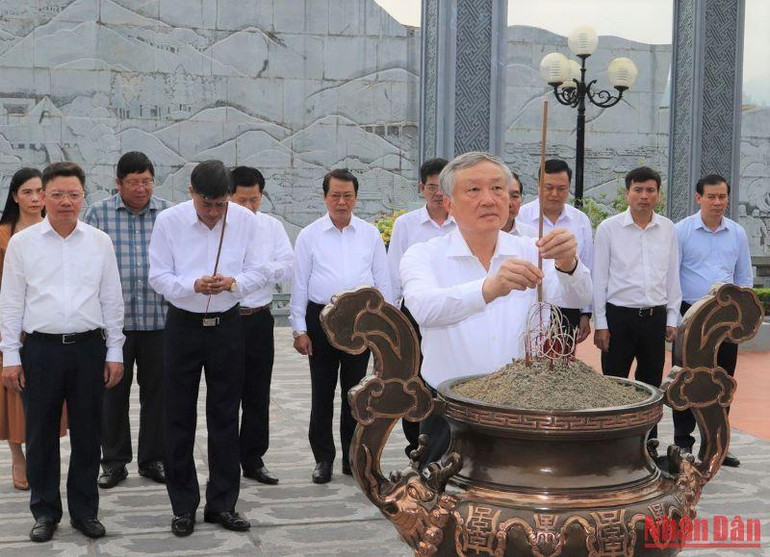 Đoàn công tác dâng hương Đền thờ Bác Hồ tại Quảng trường Tây Bắc.