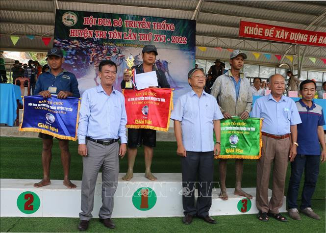 Ban Tổ chức trao giải Nhất cho cặp bò mang số đeo 23 của ông Nguyễn Thành Toàn, ở xã Lương Phi.