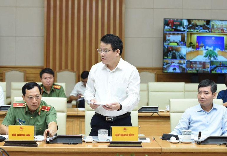 Đại diện lãnh đạo Bộ Kế hoạch và Đầu tư trình bày báo cáo.