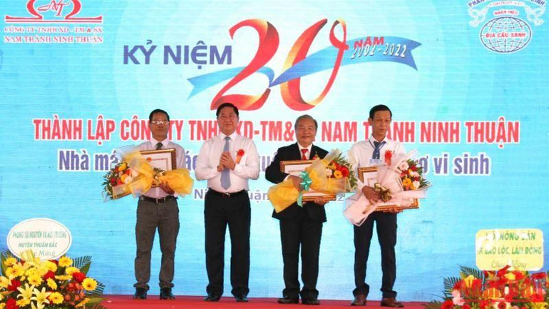 Chủ tịch Ủy ban nhân dân tỉnh Ninh Thuận tặng bằng khen của tỉnh cho các cá nhân có thành tích xuất sắc của Công ty TNHH Xây dựng-Thương mại và Sản xuất Nam Thành Ninh Thuận.