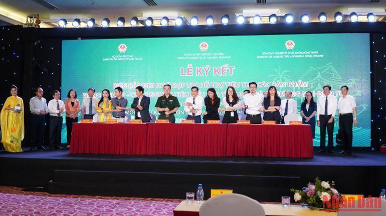 Lễ ký kết đưa sản phẩm lên 8 sàn giao dịch thương mại điện tử.