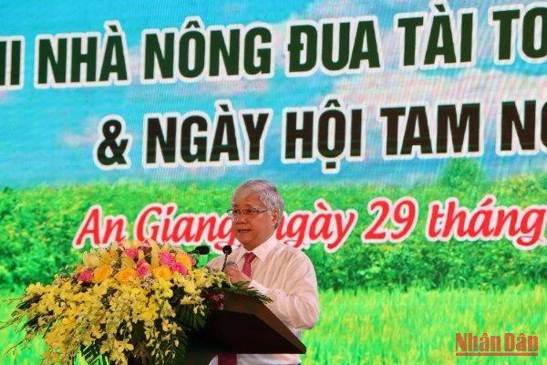 Đồng chí Đỗ Văn Chiến phát biểu tại lễ khai mạc.