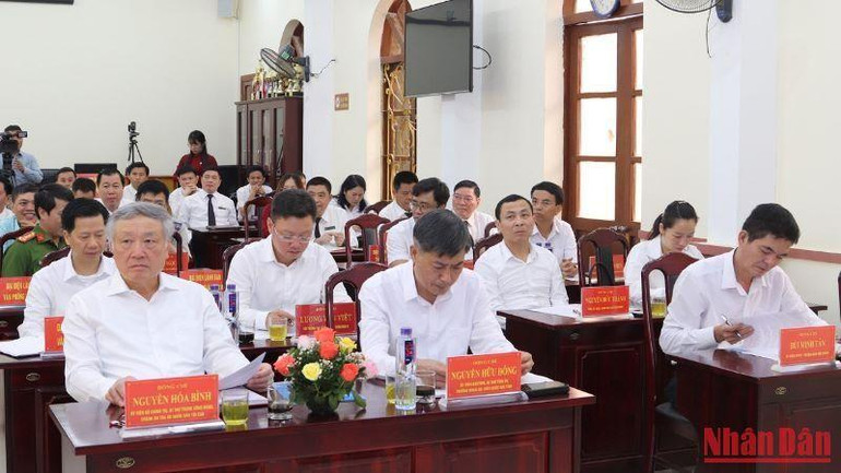 Đồng chí Nguyễn Hòa Bình làm việc với Tòa án nhân dân tỉnh Sơn La.