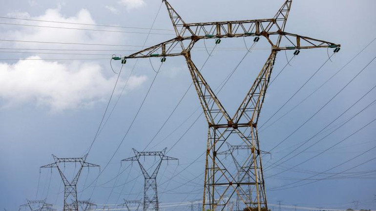 Đường dây điện cao áp gần Villers-la-Montagne, Pháp. (ẢNH: REUTERS)