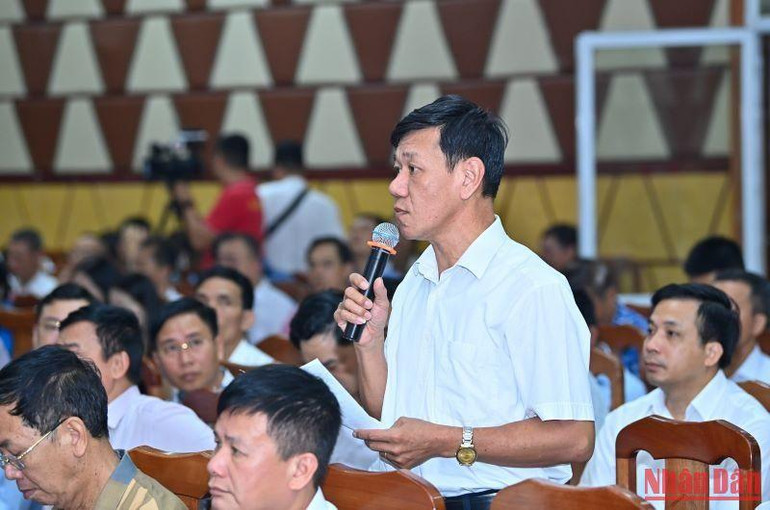 Cử tri huyện Thủy Nguyên phát biểu ý kiến tại hội nghị.
