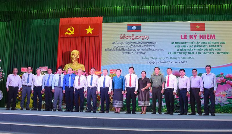 Lãnh đạo tỉnh Đồng Tháp chụp ảnh lưu niệm với Tổng lãnh sự quán Lào tại Thành phố Hồ Chí Minh và đại biểu đến từ Lào. (Ảnh: HỮU NGHĨA)