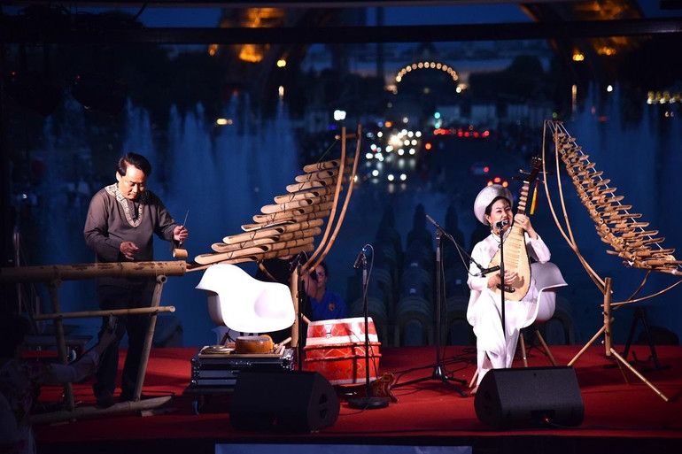 Đạo diễn, Nghệ sĩ ưu tú Thanh Sơn và Nghệ sĩ Thanh Ngọc (Trung tâm Văn hóa Việt Nam tại Pháp) biểu diễn nhạc cụ dân tộc. (Ảnh: MINH DUY)