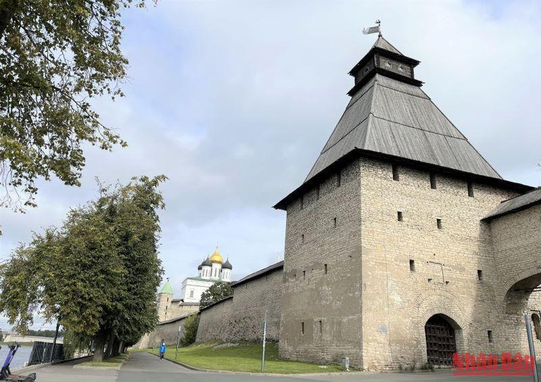 Tháp canh Vlasievskaya với đài quan sát bằng gỗ.