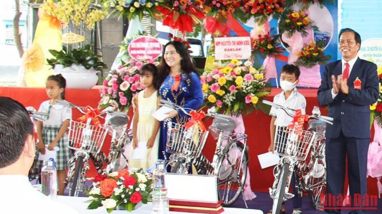 Lãnh đạo Công ty trách nhiệm hữu hạn Xây dựng-Thương mại và Sản xuất Nam Thành Ninh Thuận tặng xe đạp cho các em học sinh nghèo, hiếu học trên địa bàn huyện Thuận Bắc.
