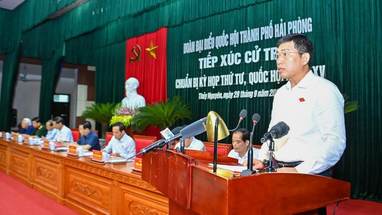 Đại biểu Quốc hội Vũ Thanh Chương trình bày báo cáo với cử tri. Đại biểu Quốc hội Vũ Thanh Chương trình bày báo cáo với cử tri.