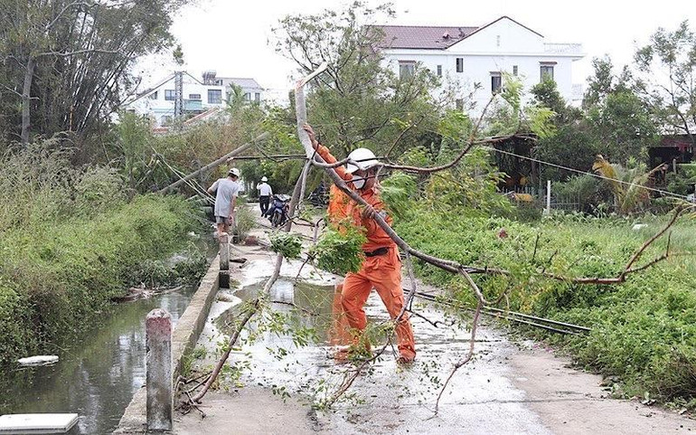 EVN khôi phục cấp điện cho phần lớn khách hàng bị ảnh hưởng bởi bão số 4. (Ảnh: EVN) EVN khôi phục cấp điện cho phần lớn khách hàng bị ảnh hưởng bởi bão số 4. (Ảnh: EVN)