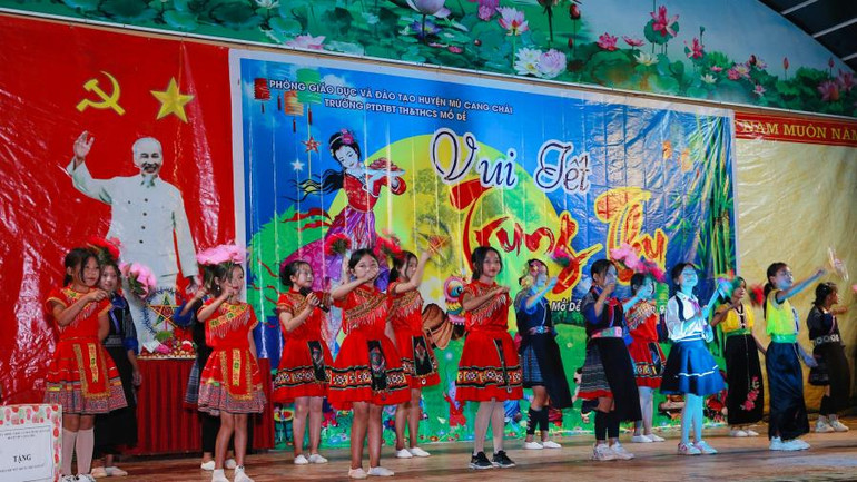 Một tiết mục văn nghệ của các em học sinh Trường Phổ thông dân tộc bán trú Tiểu học và Trung học cơ sở Mồ Dề trong chương trình vui Tết Trung thu.