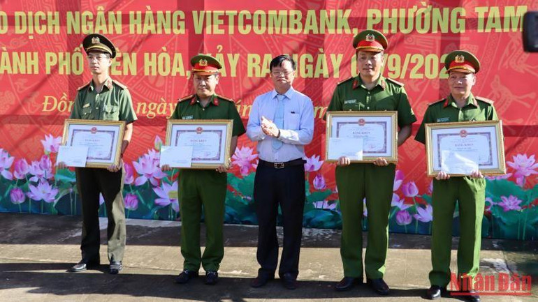 Chủ tịch Ủy ban nhân dân tỉnh Đồng Nai Cao Tiến Dũng trao tặng Bằng khen cho 4 cá nhân.