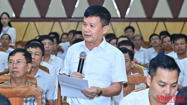 Cử tri Phạm Hồng Điệp phát biểu ý kiến tại hội nghị. Cử tri Phạm Hồng Điệp phát biểu ý kiến tại hội nghị.