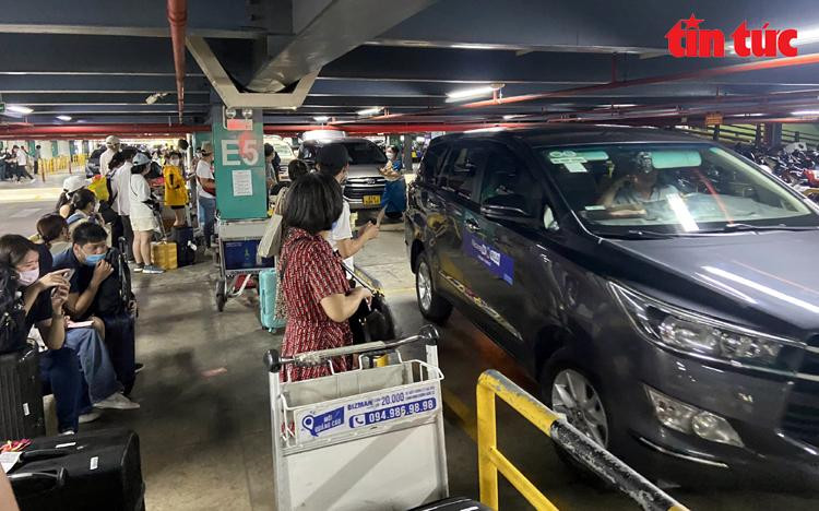 Hành khách đi xe công nghệ tăng khiến cho làn D1 và D2 thường xuyên xảy ra ùn ứ.