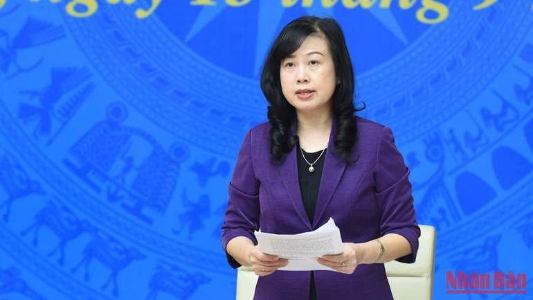 Quyền Bộ trưởng Y tế Đào Hồng Lan trình bày báo cáo.