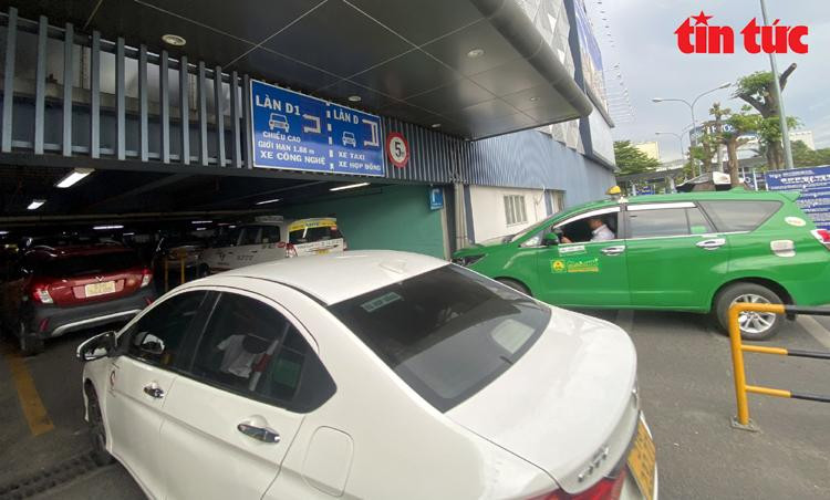 Khoảng 10-15 phút, nhân viên sẽ điều phối xe từ bãi đệm vào trong nhà TCP để đón khách.