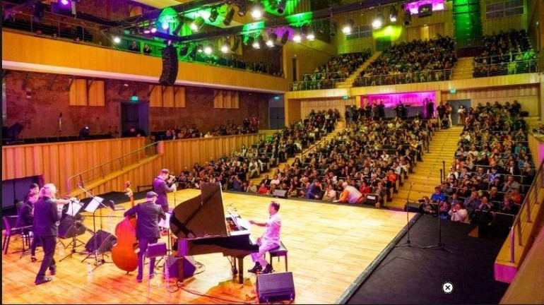 Một tiết mục nghệ thuật trong lễ khai mạc. (Ảnh: clarin.com) Một tiết mục nghệ thuật trong lễ khai mạc. (Ảnh: clarin.com)