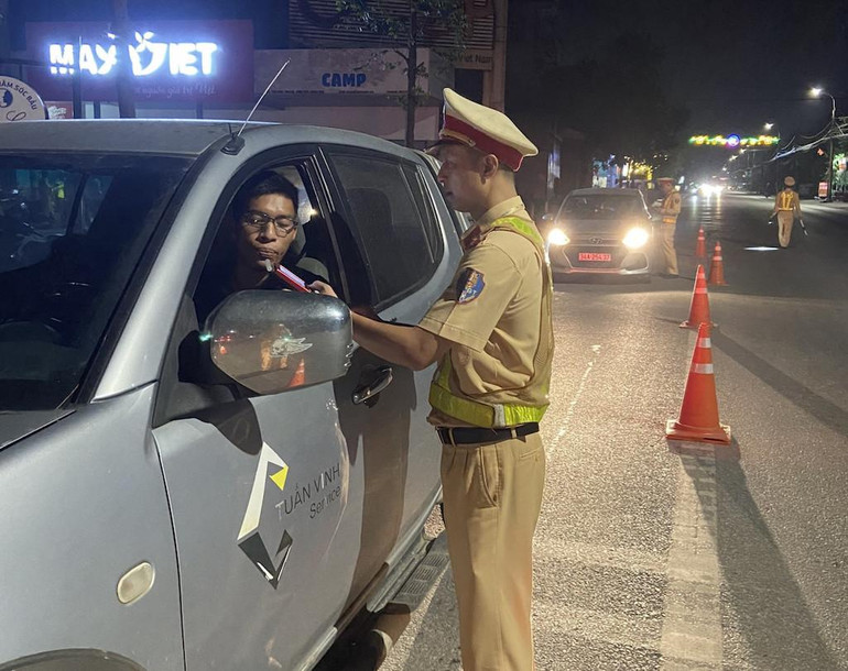 Cảnh sát giao thông tỉnh Quảng Ninh tăng cường kiểm tra nồng độ cồn của lái xe trong dịp nghỉ lễ.