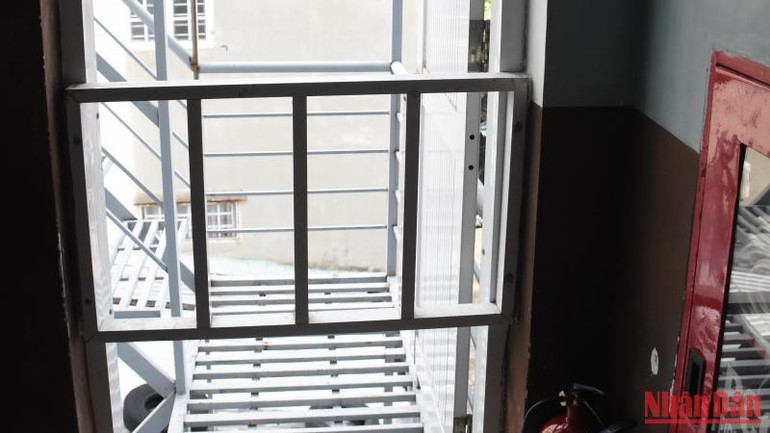 Lối thoát hiểm bị đóng cố định, không bảo đảm an toàn PCCC.