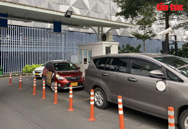 Hai làn xe công nghệ nhưng lối ra chỉ có một.