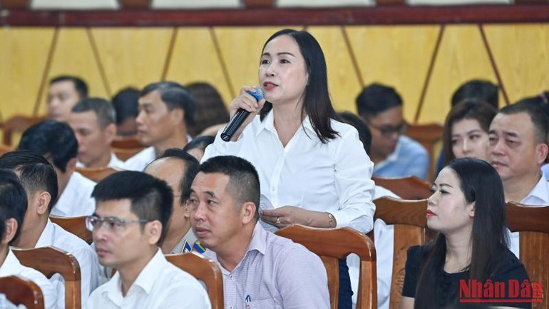 Cử tri Phạm Thị Khuê phát biểu ý kiến tại hội nghị. Cử tri Phạm Thị Khuê phát biểu ý kiến tại hội nghị.