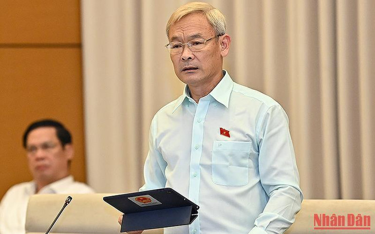 Chủ nhiệm Ủy ban Tài chính-Ngân sách của Quốc hội Nguyễn Phú Cường trình bày báo cáo thẩm tra tại phiên họp. (Ảnh: DUY LINH)