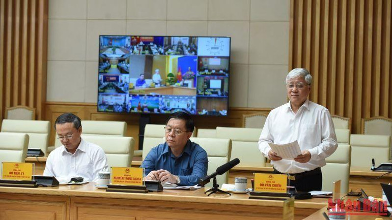 Đồng chí Đỗ Văn Chiến, Bí thư Trung ương Đảng, Chủ tịch Ủy ban Trung ương Mặt trận Tổ quốc Việt Nam phát biểu tại phiên họp.