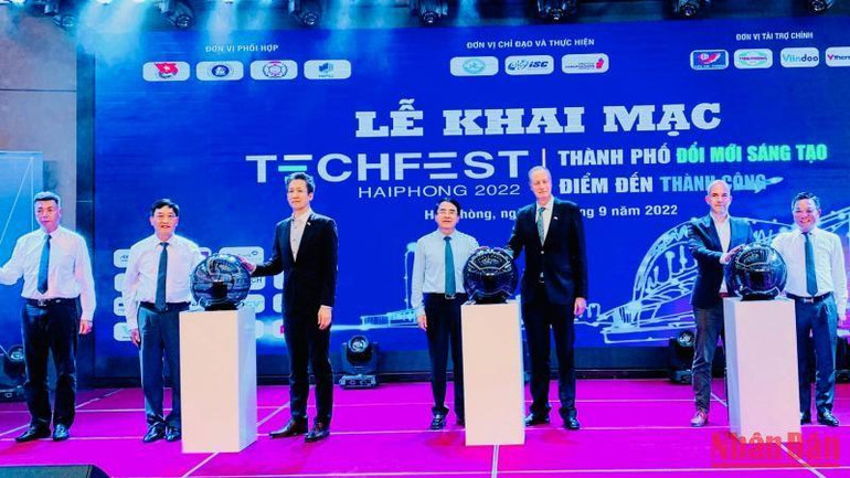 Các đại biểu nhấn nút khởi động Techfest Haiphong 2022.